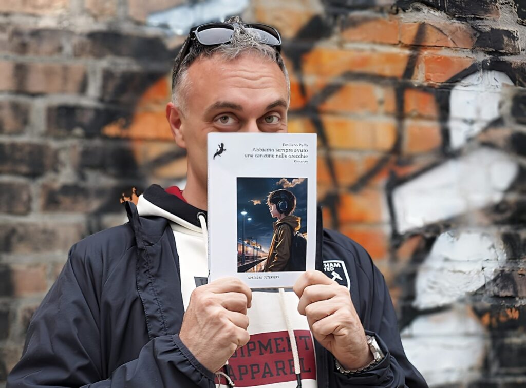 Emiliano Raffo con il suo libro al Salone del Libro di Torino