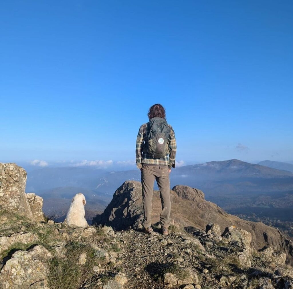 Giacomo Bandini in "compagnia" durante un trekking Val d'Arda